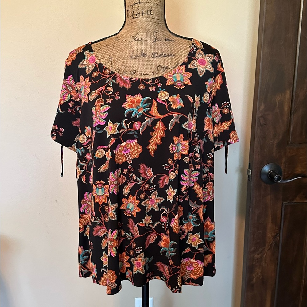 Pretty floral plus top-New!